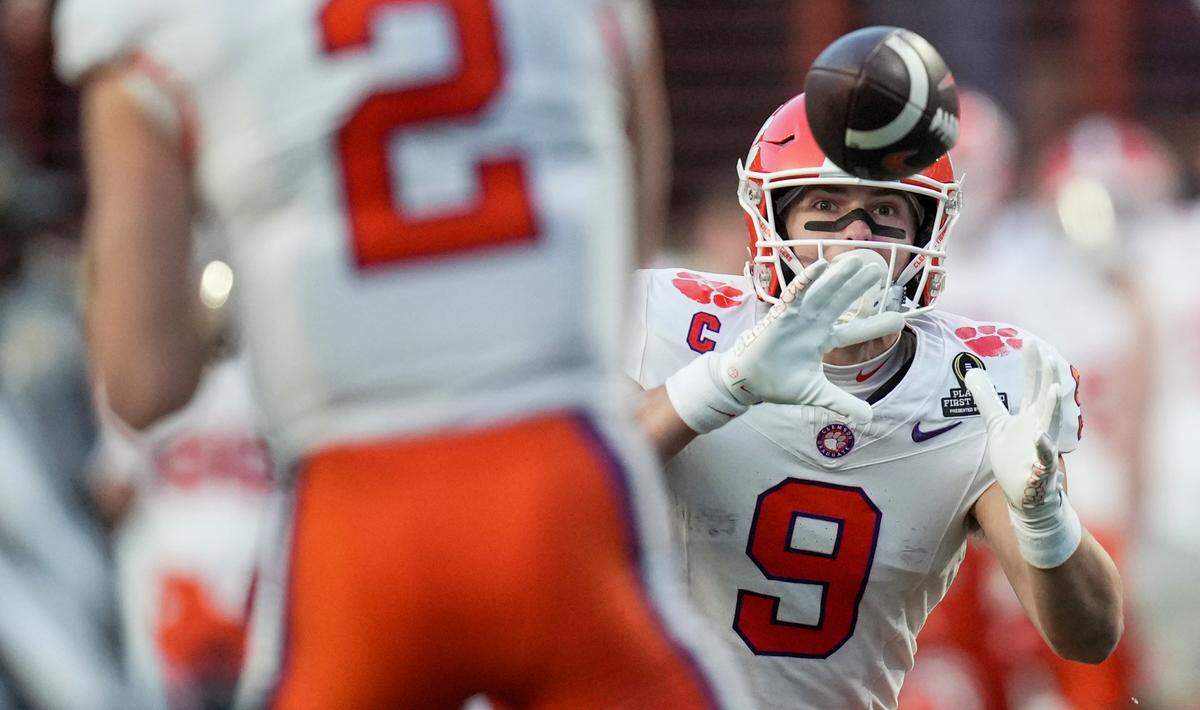 Dec 21, 2024; Austin, Texas, USA; Clemson Tigers tight end Jake Briningstool (9) pulls the ball in for a first down against the Texas Longhorns in the second half at Darrell K Royal Texas Memorial Stadium.
