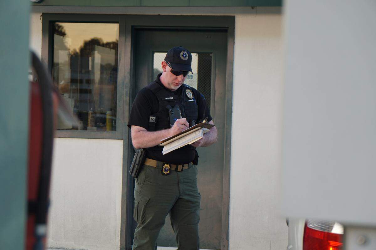 A member of the South Carolina Department Office of the Inspector General notes down the license plate information of a car being searched on Nov. 9, 2023.