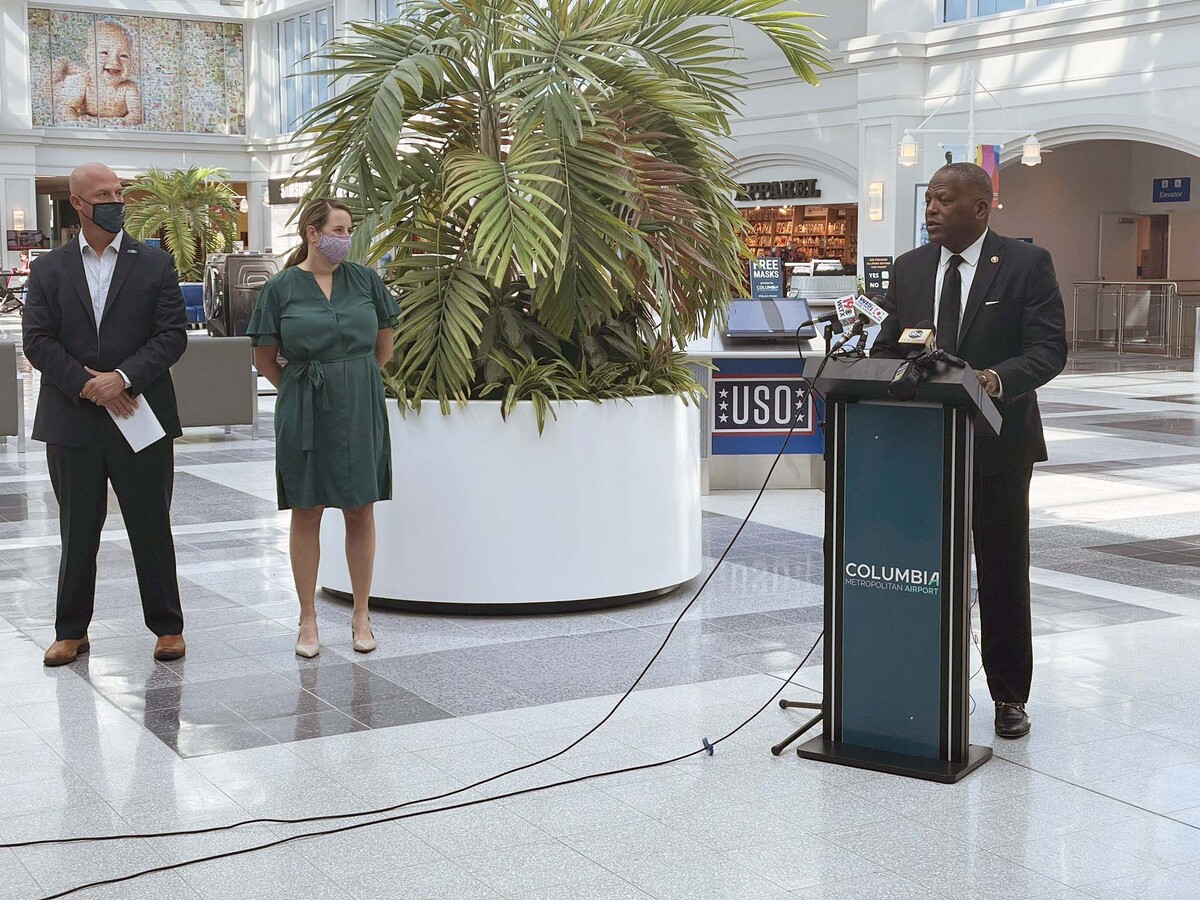 Columbia Mayor Steve Benjamin speaks at Columbia Metropolitan Airport about a new incentive to get COVID-19 vaccinations.