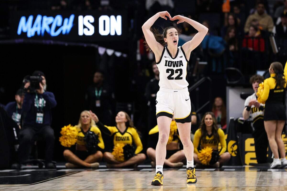 Iowa Hawkeyes guard Caitlin Clark (22)