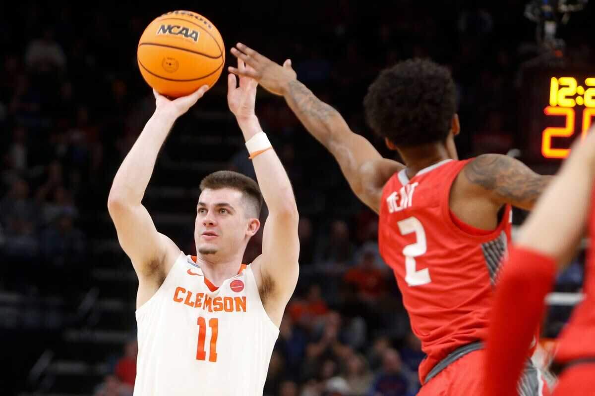 Clemson’s Joseph Girard III (11) shoots the ball as New Mexico’s Donovan Dent (2) tries to block him during the first round game between Clemson University and University of New Mexico in the 2024 NCAA Tournament at FedExForum in Memphis, Tenn., on Friday, March 22, 2024.