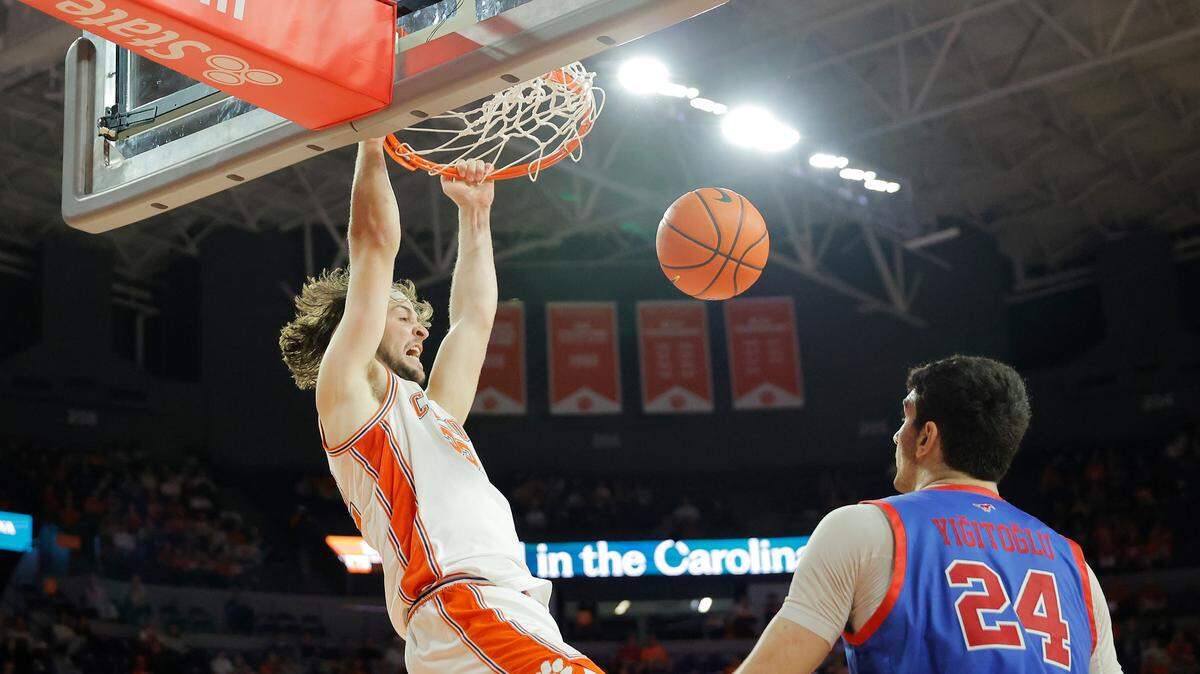 Clemson center Carter Welling (22) dunks over SMU in Clemson, S.C. on Wednesday, Jan. 7, 2026. (Travis Bell/SIDELINE CAROLINA)