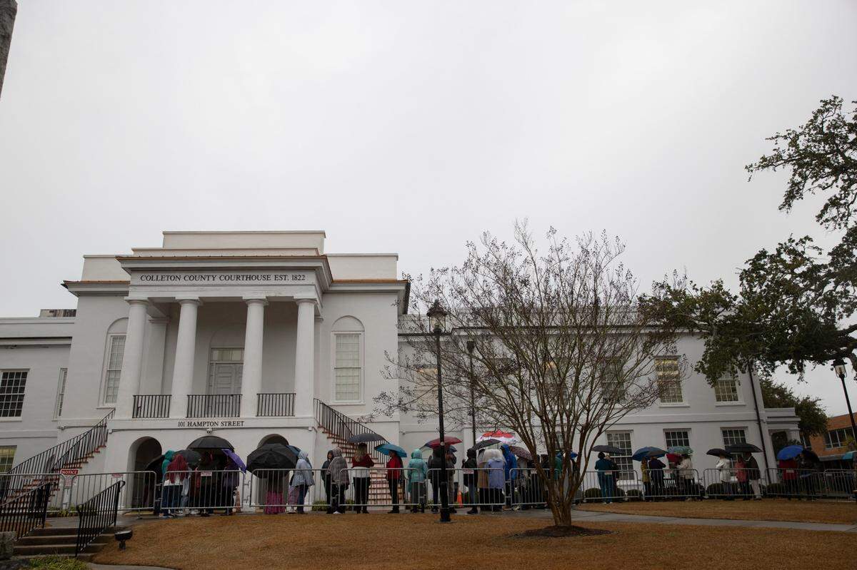 People wait outside of the courthouse to get a seat in the double murder trial of Alex Murdaugh at the Colleton County Courthouse in Walterboro, Friday, Feb. 3, 2023. Andrew J. Whitaker/The Post and Courier/Pool