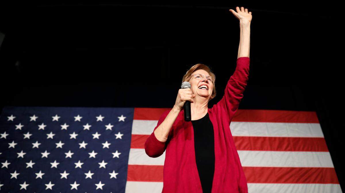 Sen. Elizabeth Warren, D-Mass, waves to the crowd during an organizing event at Curate event space in Des Moines, Iowa.