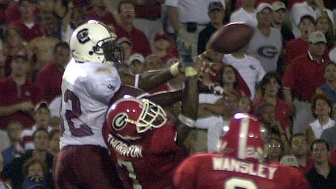 USC’s Brian Scott pulls down the winning touchdown pass from Phil Petty over Georgia’s Bruce Thornton late in the fouth quarter in 2001.