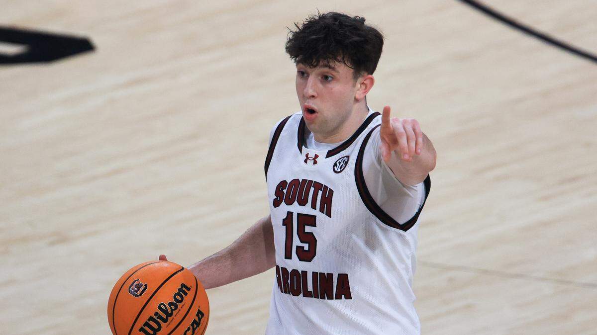 South Carolina's Eli Ellis (15) plays Mississippi State at Colonial Life Arena on Saturday, February 21, 2026.