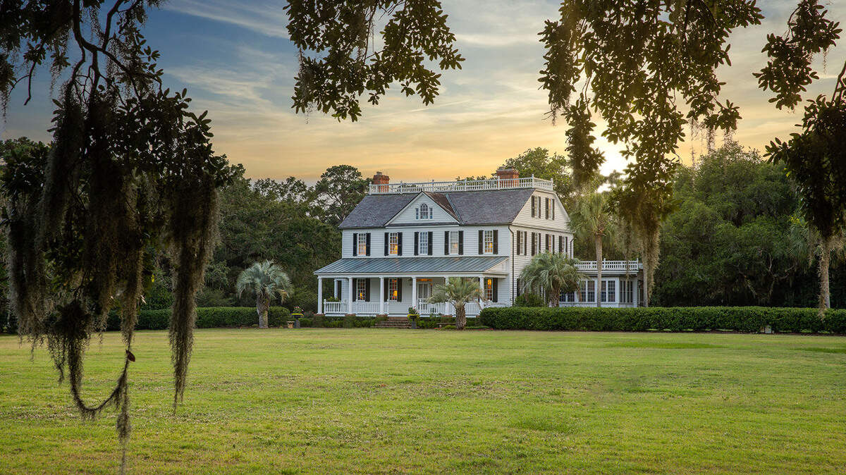 An image of the main house at the Dover estate in Georgetown, South Carolina. The home was built in 1810.