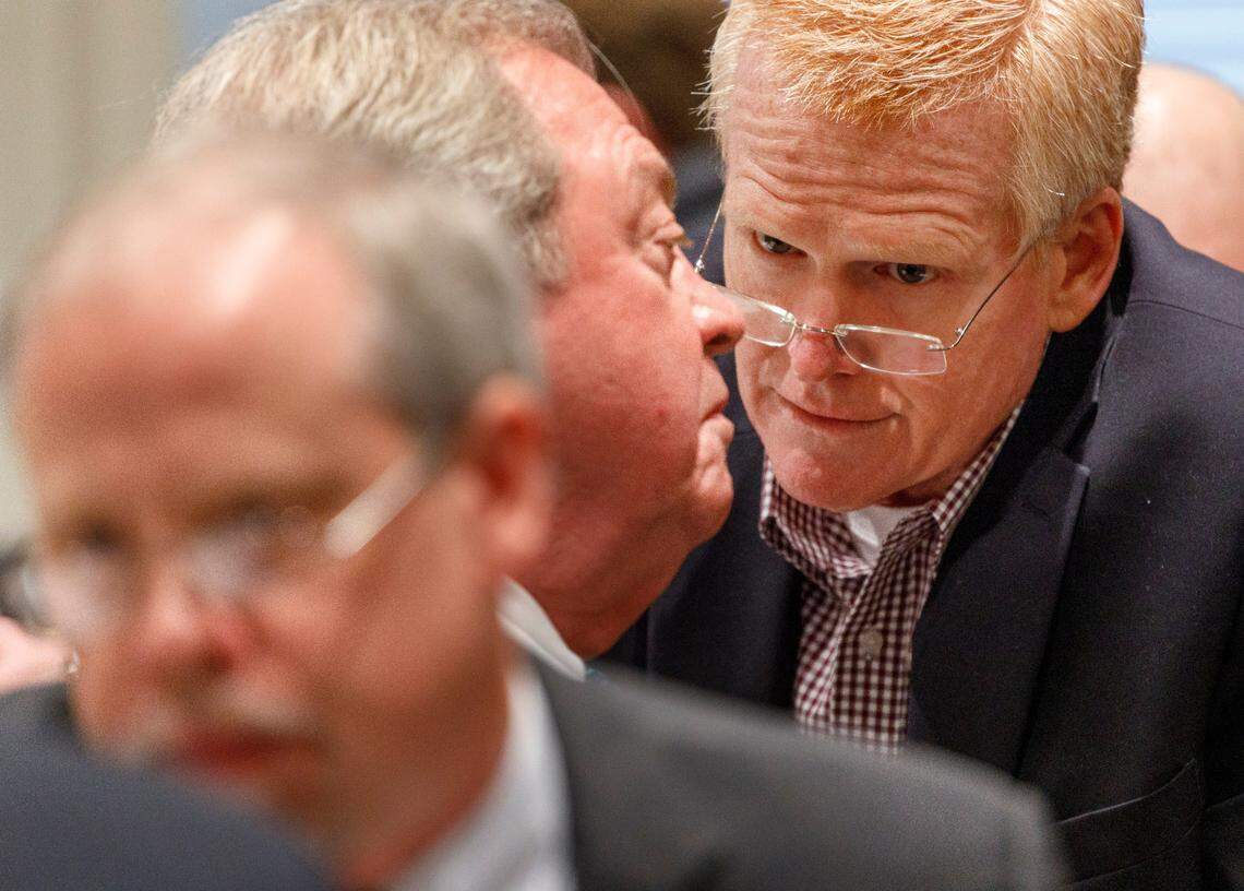 Alex Murdaugh talks with his lawyer Dick Harpootlian at the Colleton County Courthouse in Walterboro, Wednesday, Jan. 25, 2023. Grace Beahm Alford/The Post and Courier/Pool