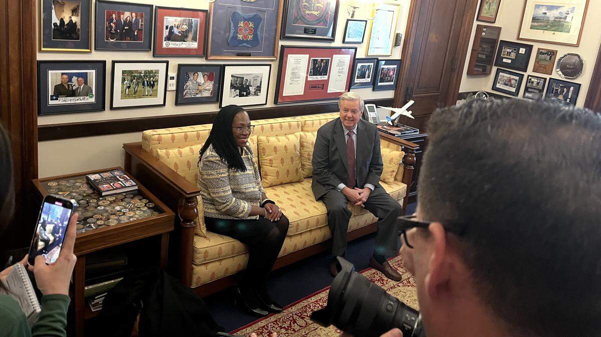 La candidata a la Corte Suprema Ketanji Brown Jackson se reúne con el senador federal Lindsey Graham, republicano de Carolina del Sur, en el Capitolio, el 15 de marzo de 2022.