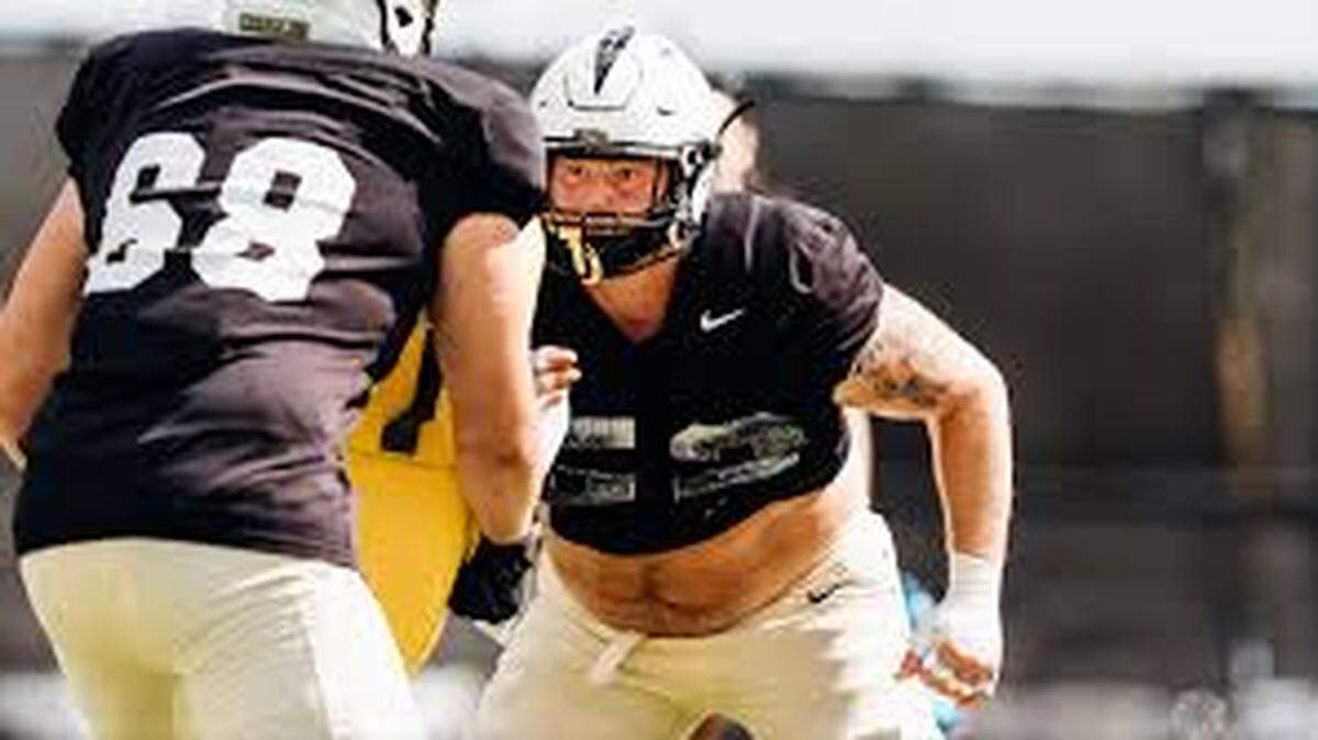 Central Florida’s Carter Miller is transferring to South Carolina football team.
