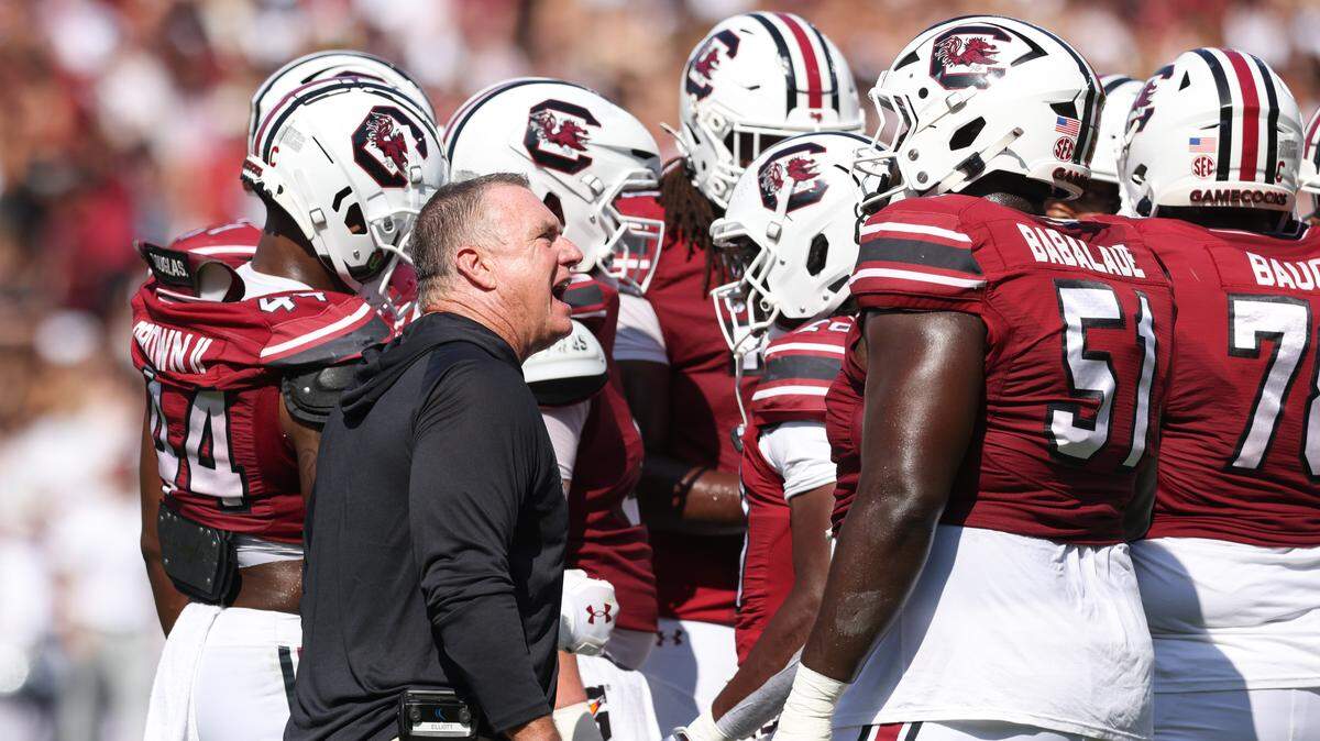 Sean Elliott speaks to players during the first half of South Carolina’s game against Oklahoma at Williams-Brice Stadium in Columbia on Saturday, October 18, 2025.