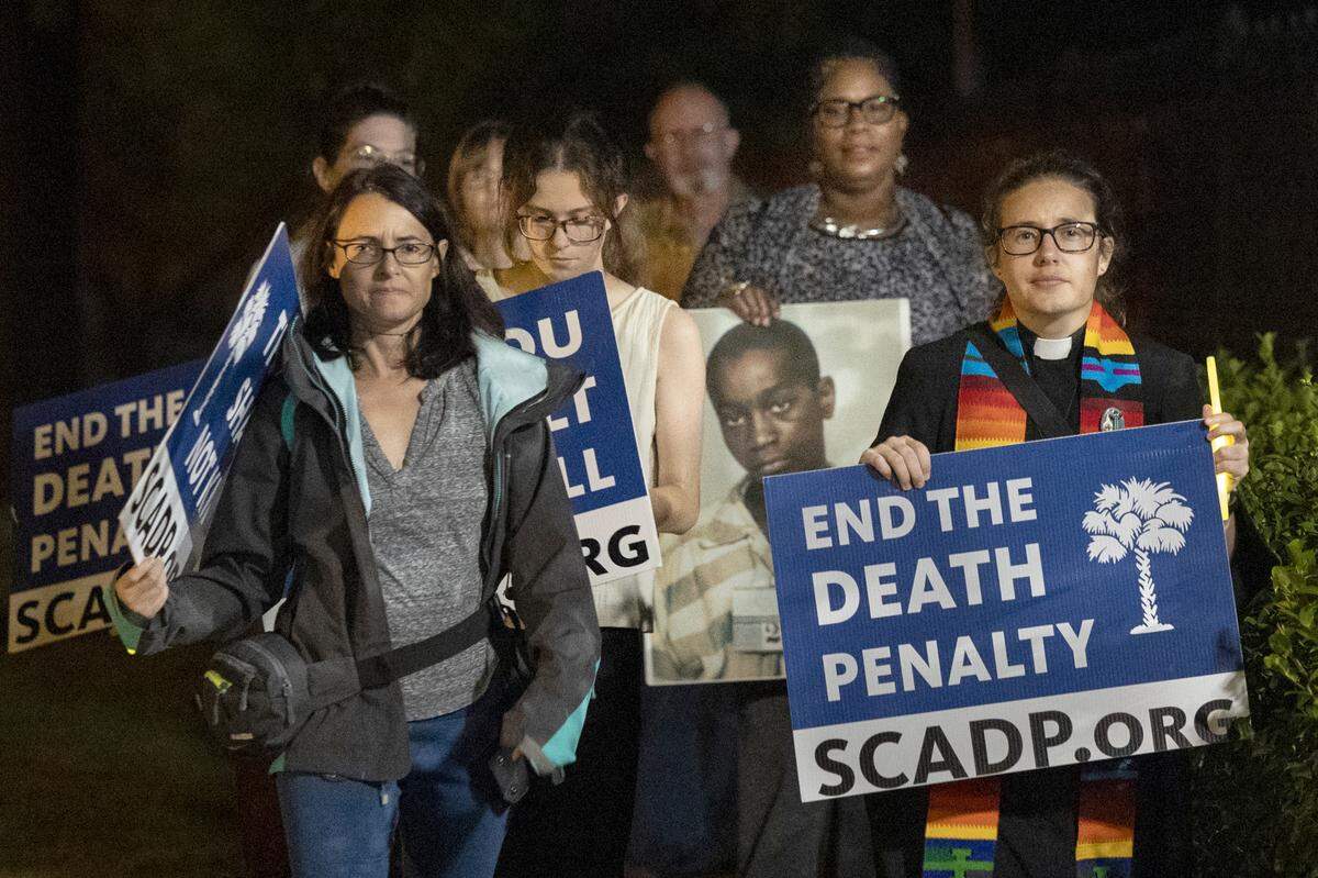 People advocate to stop the scheduled execution of Freddie Owens during a march outside S.C. Gov. Henry McMaster’s mansion on Thursday Sept. 19, 2024. The event was organized by South Carolinians for Alternatives to the Death Penalty.