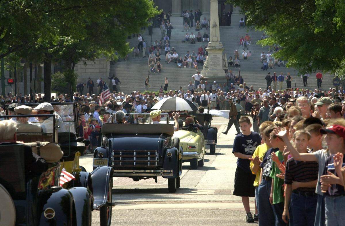 The parade honoring the Doolittle Raiders makes its way through downtown Columbia in 2002 during the 60th anniversary of the group’s raid on Japan.