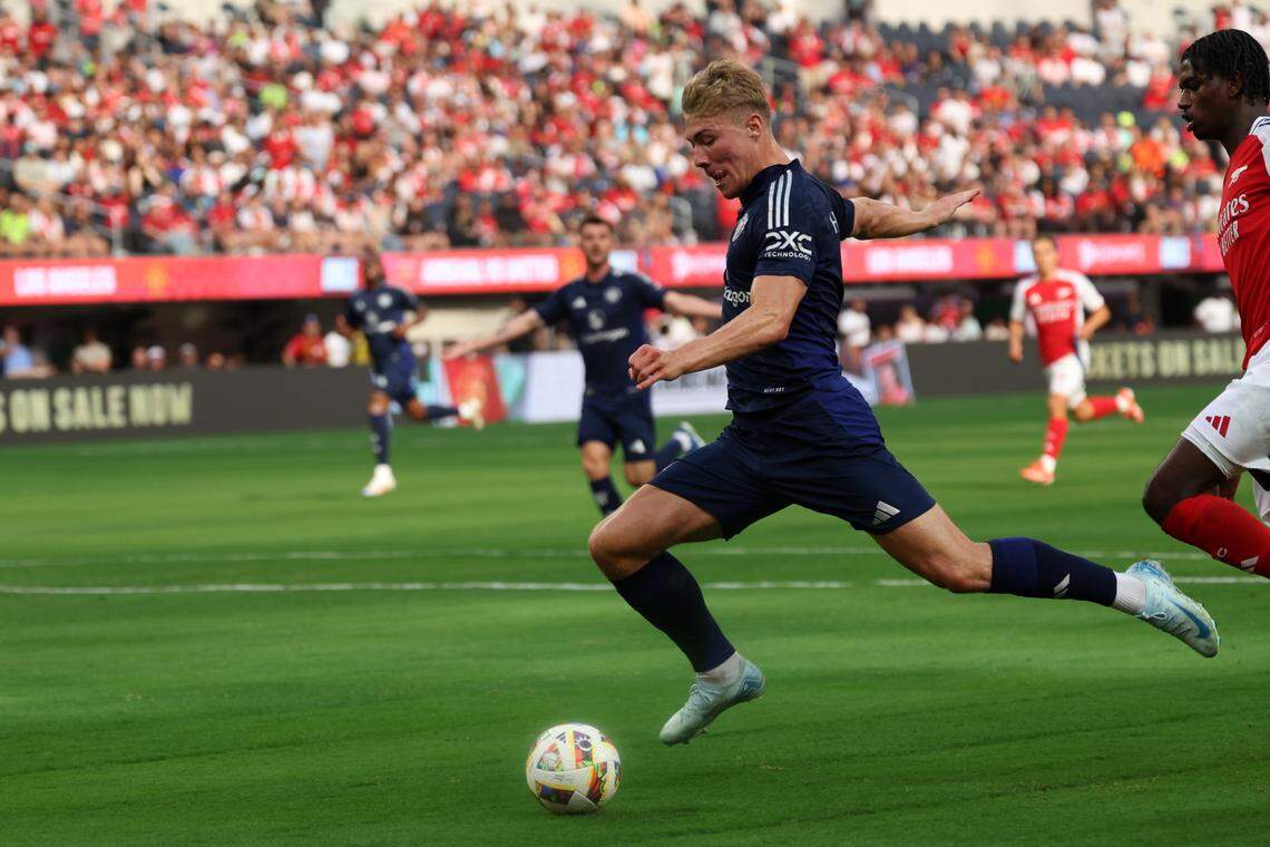 Manchester United forward Rasmus Hojlund (9) shoots the ball ahead of Arsenal defender Ayden Heaven (76) during their match last Saturday at SoFi Stadium in Los Angeles.