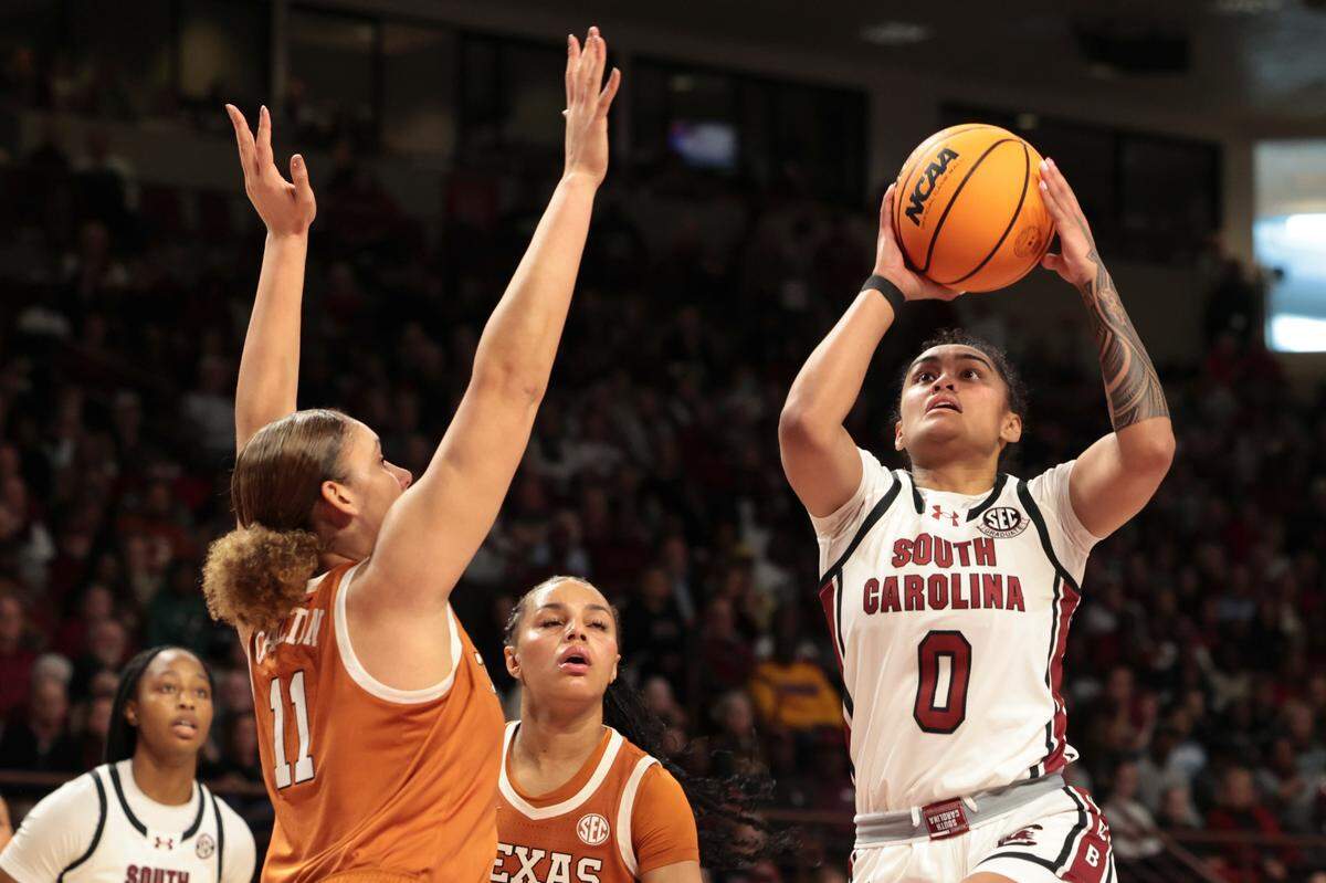 South Carolina’s Te-Hina Paopao (0) in January 2025
