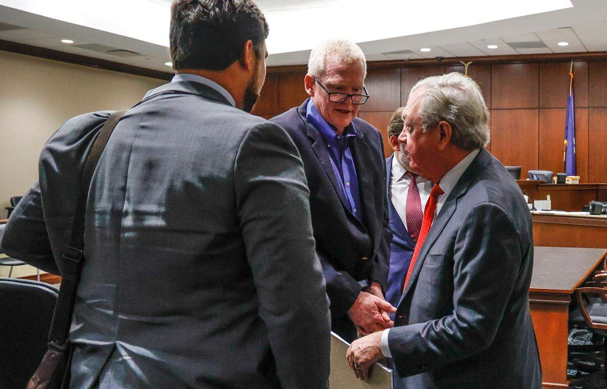 Dick Harpootlian talks with his client, Alex Murdaugh, after an evidence hearing in Florence County.