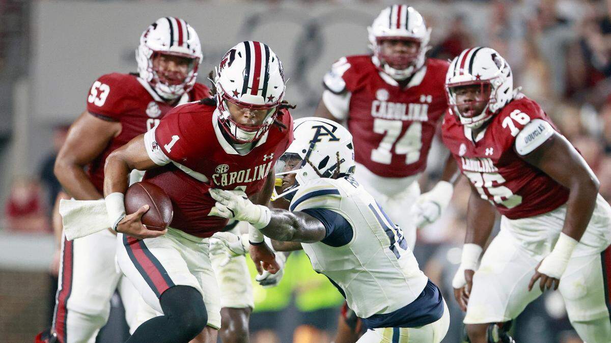 South Carolina QB Robby Ashford runs the ball Saturday against Akron.