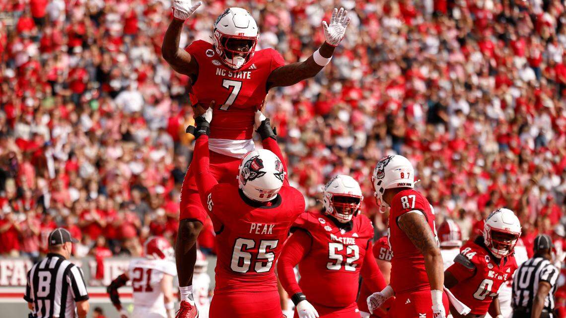 South Carolina’s Jacarrius Peak suffers serious knee injury, reports say