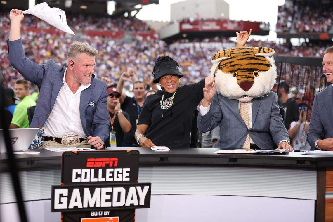 Lee Corso puts on the LSU mascot head to make his prediction for the Tigers to beat the Gamecocks.
