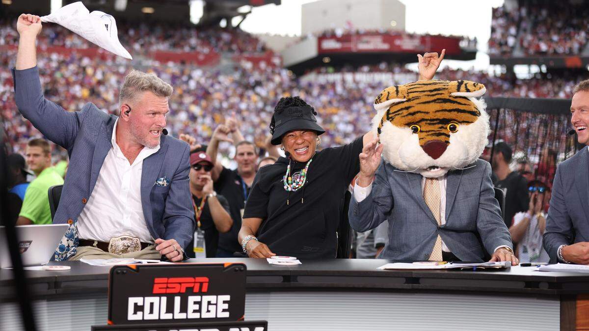 Lee Corso puts on the LSU mascot head to make his prediction for the Tigers to beat the Gamecocks.