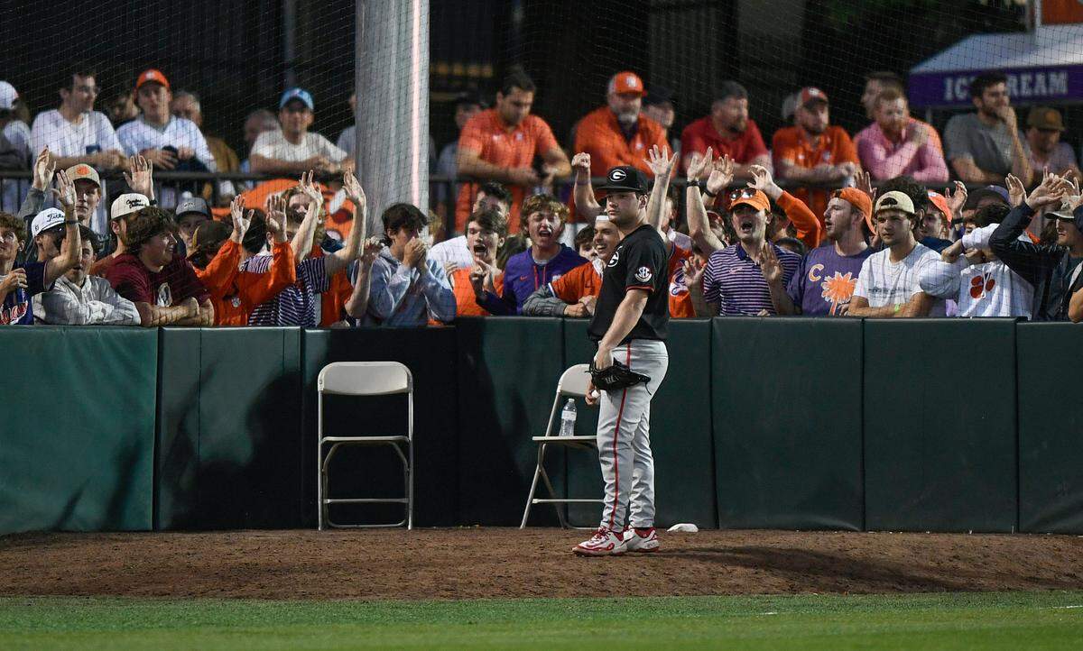 Clemson fans heckle Georgia pitcher Jordan Stephens (6) as he warms up in the bullpen during the Tigers game against the Bulldogs Tuesday, April 22, 2025, at Clemson’s Doug Kingsmore Stadium.