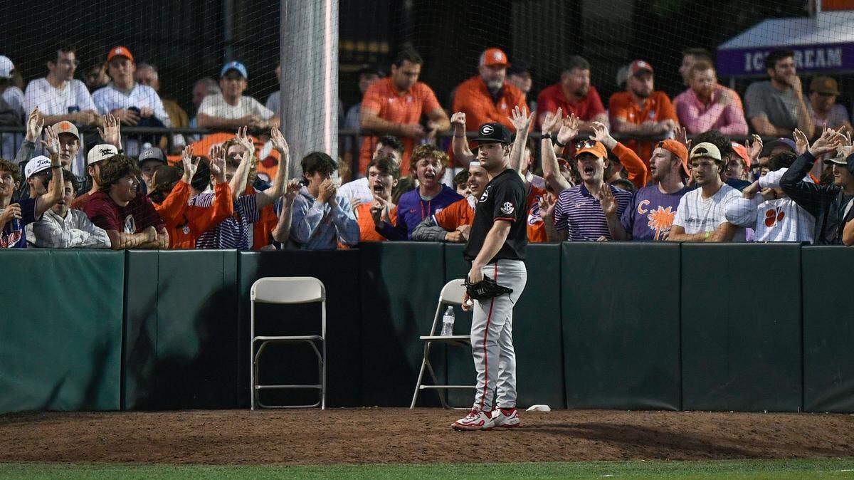 Clemson fans heckle Georgia pitcher Jordan Stephens (6) as he warms up in the bullpen during the Tigers game against the Bulldogs Tuesday, April 22, 2025, at Clemson’s Doug Kingsmore Stadium.