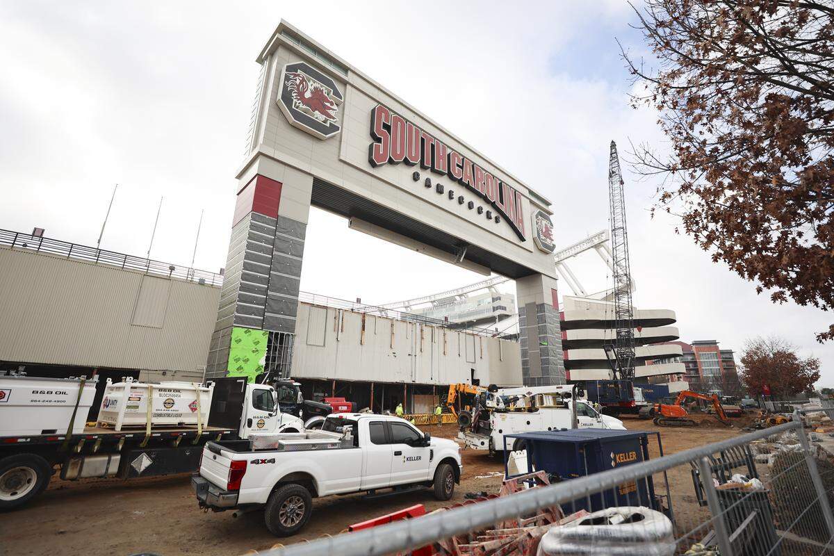 Crews work to demolish portions of Williams-Brice Stadium The Floyd Building, which sat under the scoreboard and used to house the coaches’ offices, has come down.