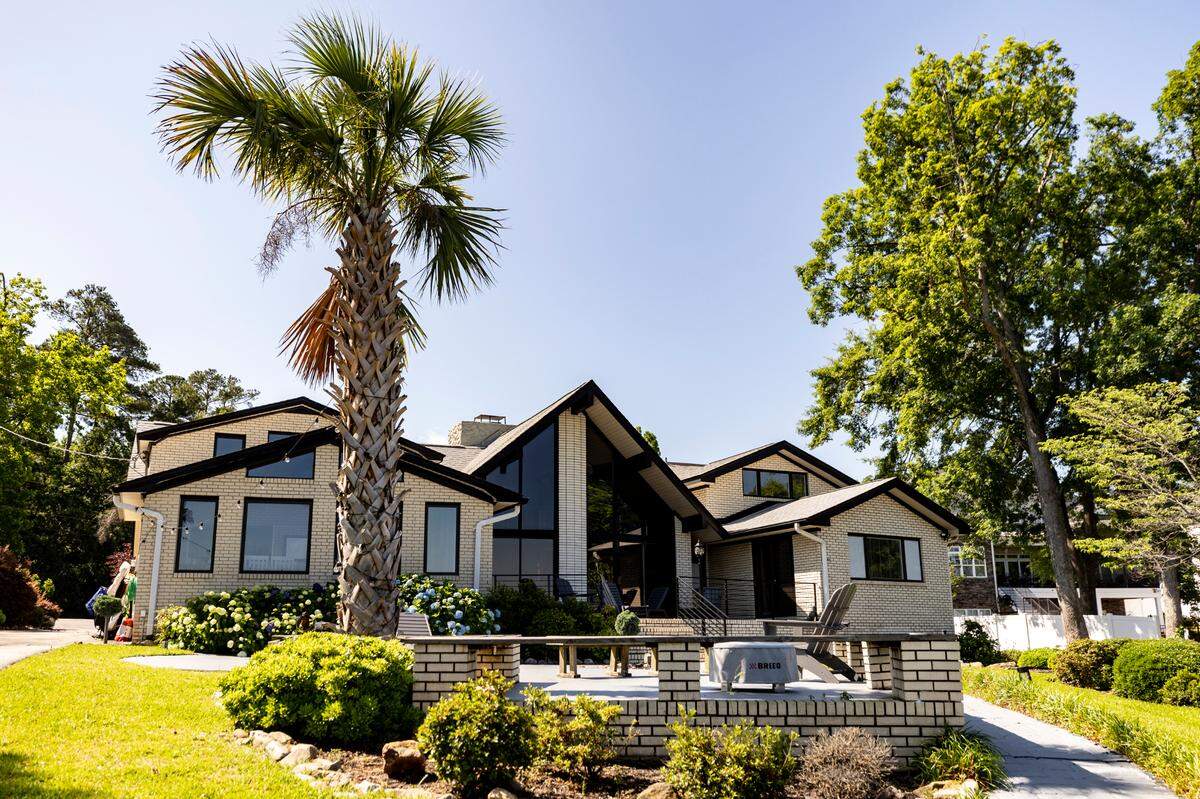 A short-term rental on Lake Murray near Bundrick Island.
