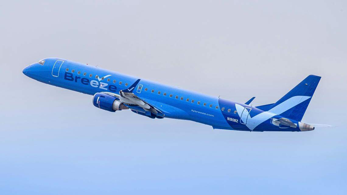 A mother and other passengers intervened when a woman rubbed a 14-year-old girl on a flight to Charleston, South Carolina, feds say.