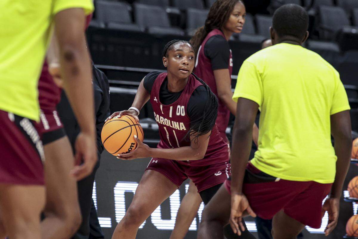 South Carolina's Ta'Niya Latson (00) looks to pass during practice on March 27, a day before the team’s NCAA Tournament Sweet 16 game against Oklahoma in the Sacramento Regional 4, at the Golden 1 Center in Sacramento, Calif.