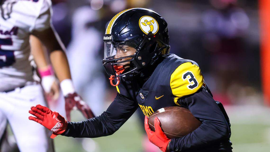 Irmo Yellow Jackets WR Maleek Miller (3) runs during the game between the White Knoll Timberwolves at the Irmo Yellow Jackets, Friday night, 10/17/25.