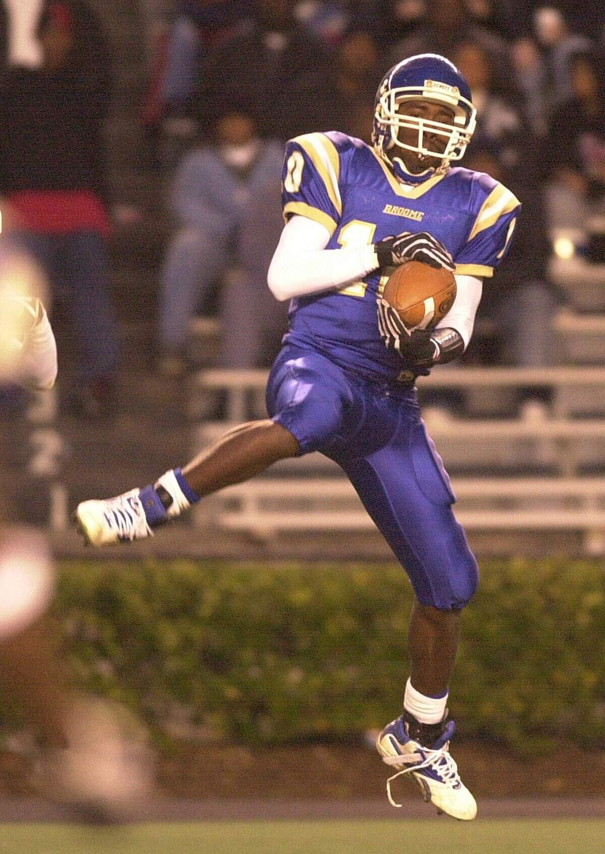 Broome’s Markish Jones hauls in a first quarter 60 yard TD pass from Andrew Weathers Saturday night against Cheraw. SEAN RAYFORD SPECIAL TO THE STATE 12-4-04
