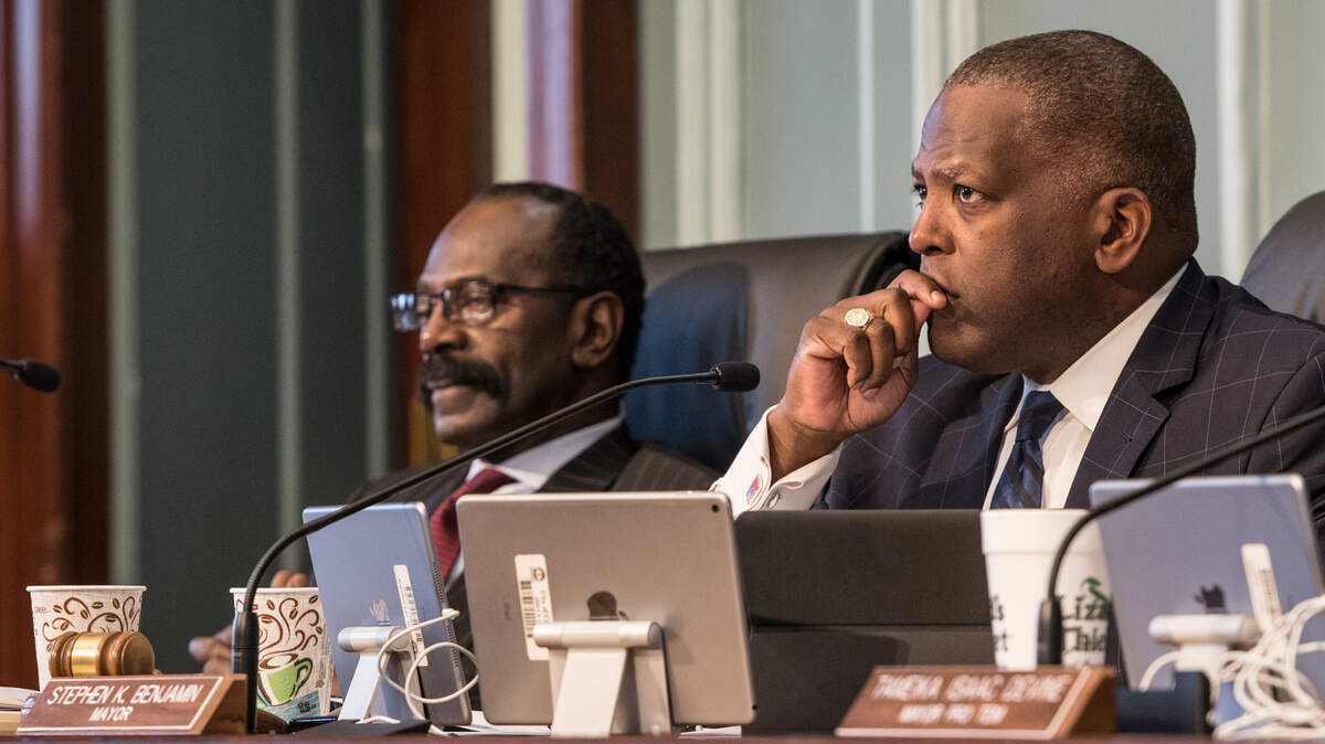 Columbia City Councilman Sam Davis (left) and Mayor Steve Benjamin at a 2018 meeting.