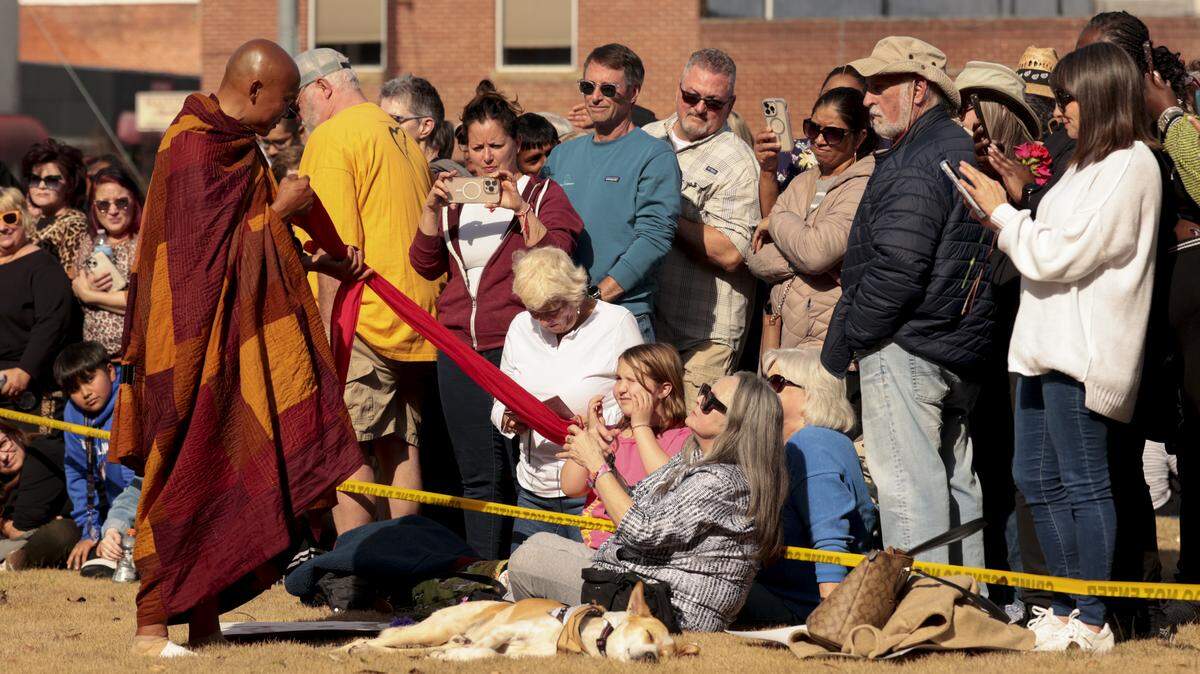 The Venerable Bhikkhu Pannakara accepts a gift from Tam Hick from Irmo on Thursday, Jan. 8, 2026. Hundreds gathered to see the Walk for Peace in as they made a stop in Saluda.