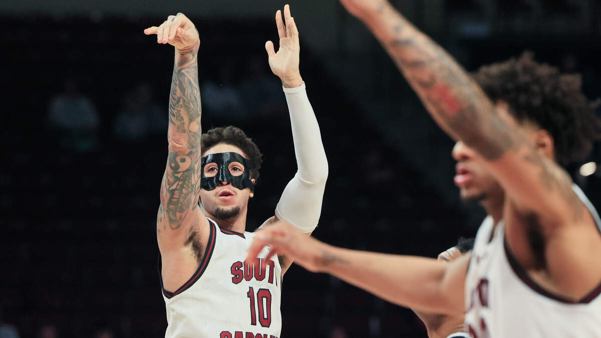South Carolina's Myles Stute (10) 