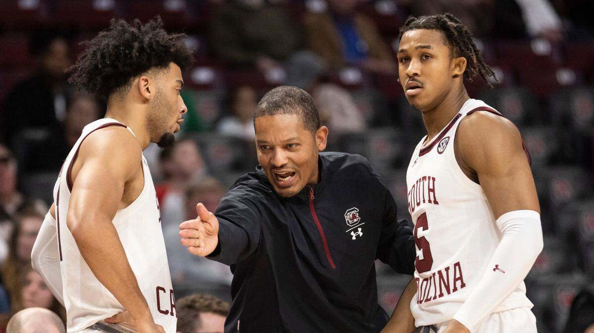 South Carolina Gamecocks head coach Lamont Paris speaks with players Jacobi Wright (1) and Meechie Johnson (5) at Colonial Life Arena in Columbia on Tuesday, January 31, 2023.