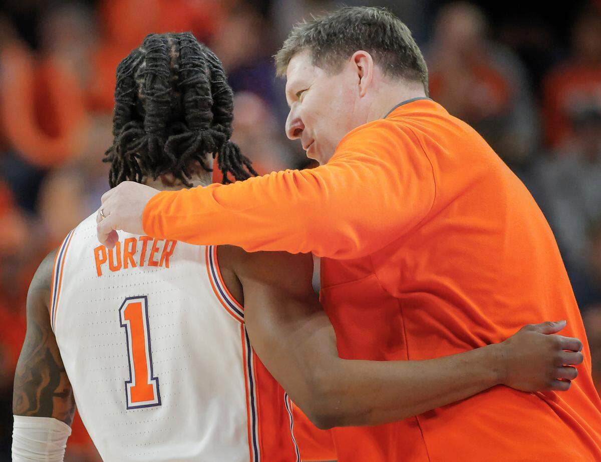 Clemson head coach Brad Brownell talks with Clemson guard Jestin Porter (1) during the South Carolina game in Clemson, S.C. on Tuesday, Dec. 16, 2025.
