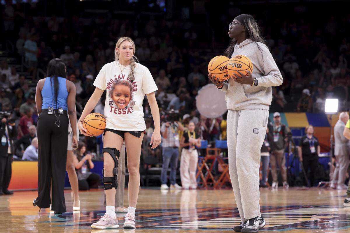 South Carolina's Chloe Kitts (21) and South Carolina's Adhel Tac (15) participate in a public practice at Mortgage Matchup Center in Phoenix on Saturday, April 4, 2026.