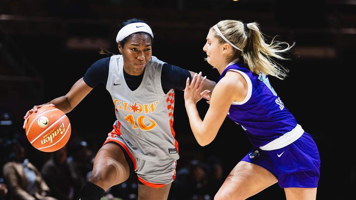 Former Gamecocks Bree Hall (Glow #10) during a scrimmage for Athletes Unlimited in 2026.