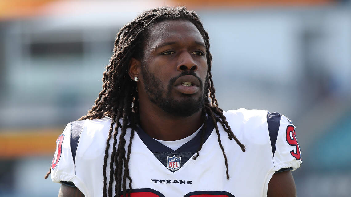 Former USC star Jadeveon Clowney signs with familiar team for 13th NFL season