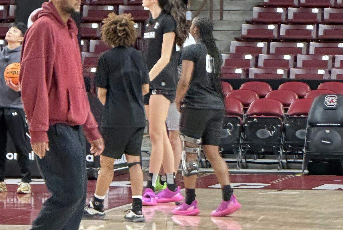South Carolina guard Ta’Niya Latson (00) wore a left knee brace during Wednesday’s practice.