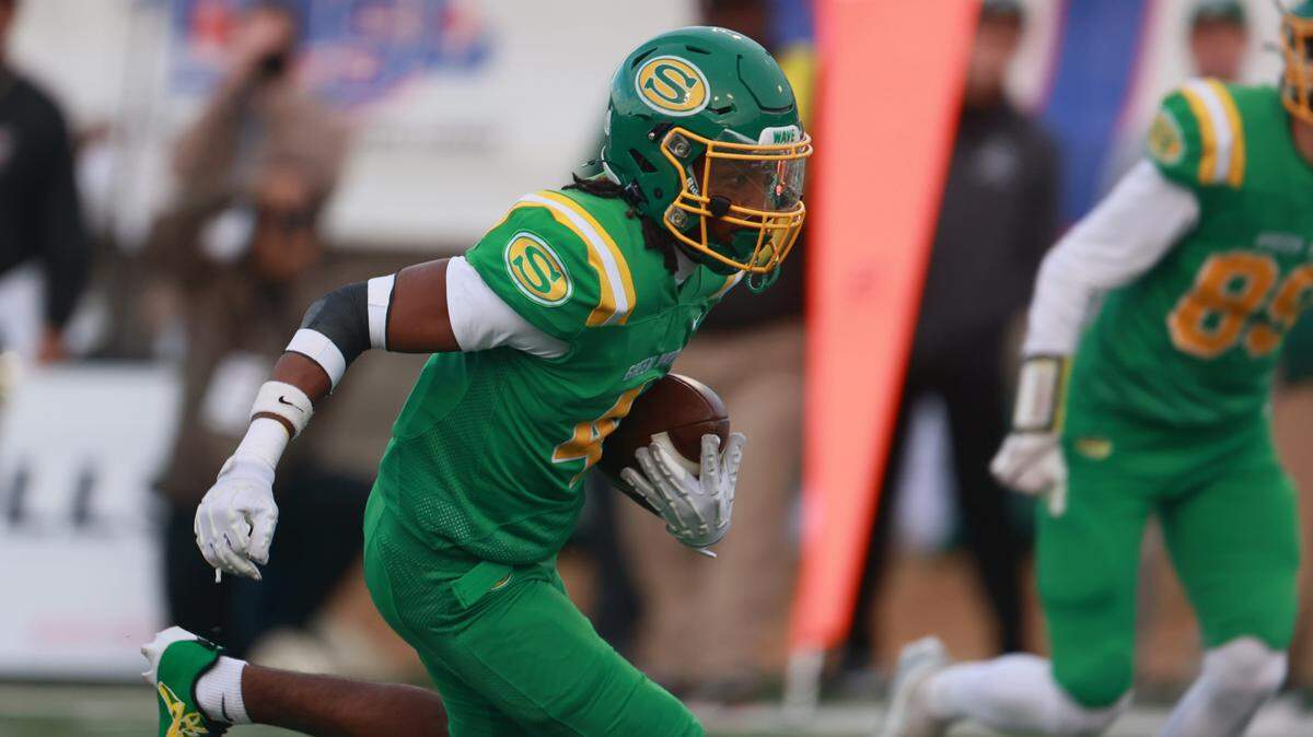 Summerville’s Jaiden Kelly-Murray carries the ball at S.C. State in the Class 5A Division 1 championship on Friday, December 13, 2024.