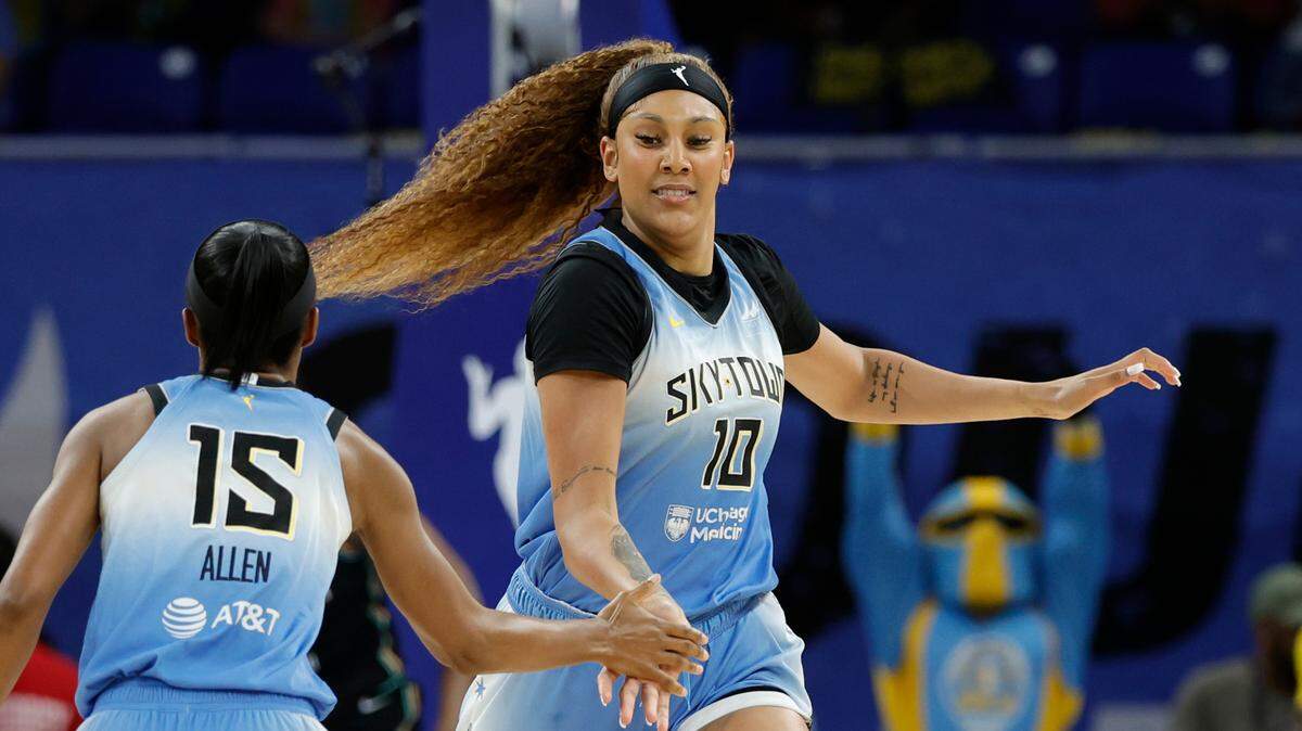Chicago Sky center Kamilla Cardoso (10) celebrates with guard Lindsay Allen (15) after scoring July 13 against the New York Liberty.