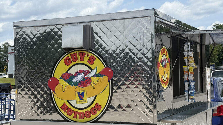 Chicago-style hot dog truck finds permanent parking spot in the Midlands