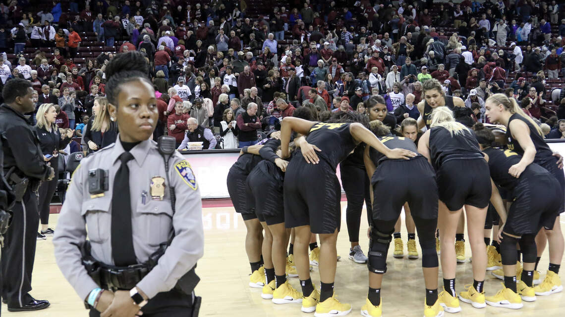 South Carolina turns anticipated rematch into less-than-rousing rout