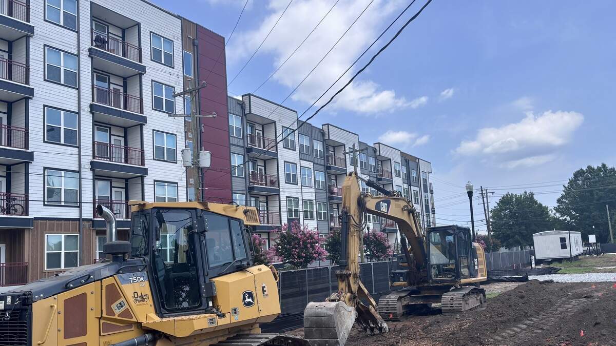 A 7-story downtown Columbia apartment complex at the corner of Lincoln and Catawba streets is now under construction immediately across from the Sawyer on Lincoln student apartments.