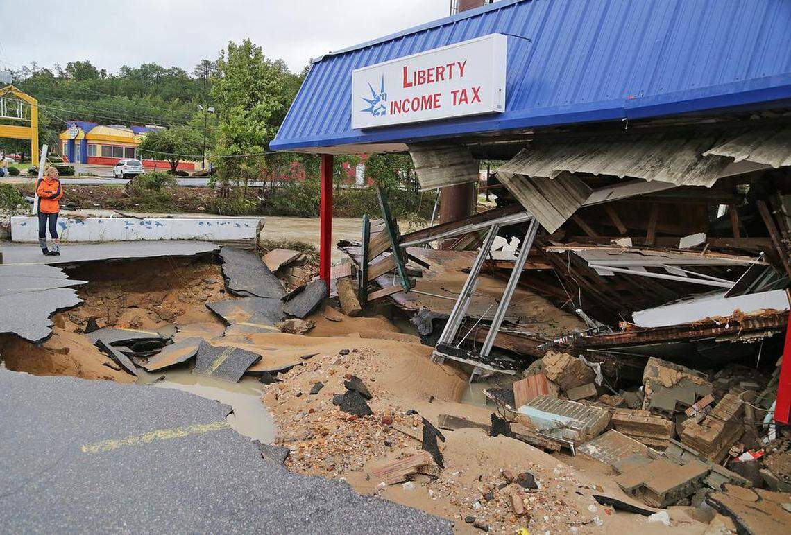 Shelley Manning looks at the damage to Liberty Income Tax building on Garners Ferry Road in Columbia, SC, Monday, October 5, 2015.