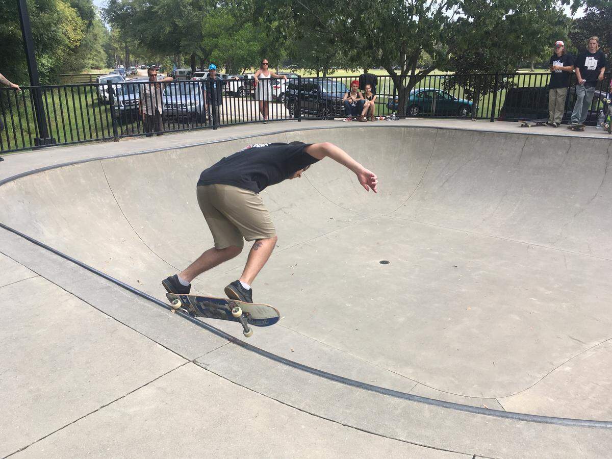 Johnny Shaw carving a bowl.