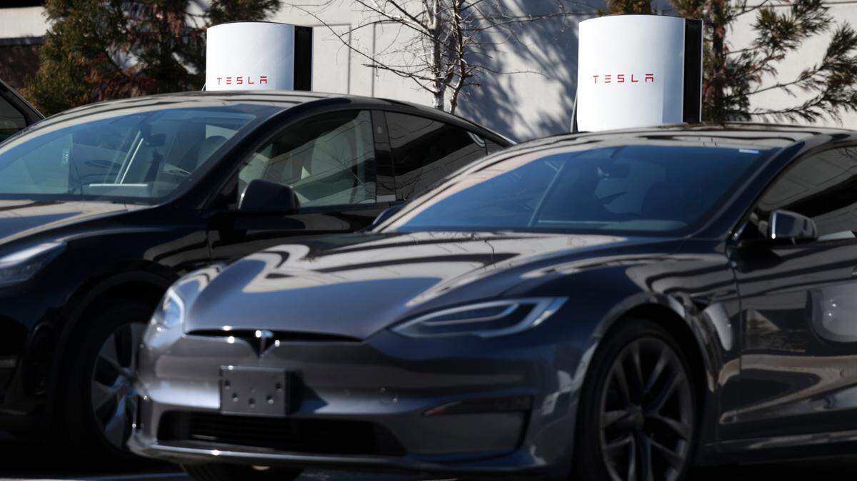 A Charlote councilwoman wants the city to steer away from Tesla as it nears an upcoming electric vehicle purchase.