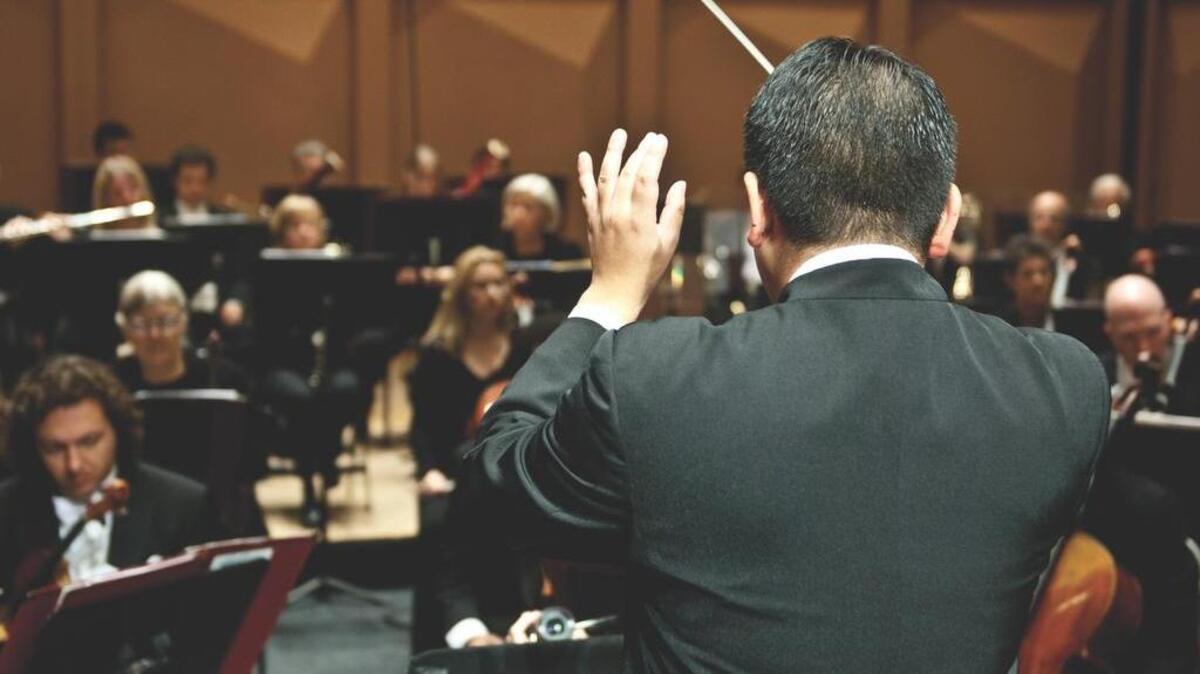 
Music Director Morihiko Nakahara conducts the S.C. Philharmonic. 
